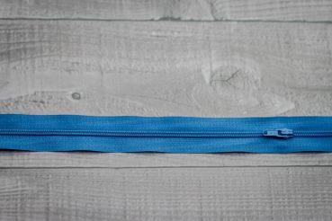 Endlosreißverschluss mit aufgezogenen Zippern blau